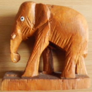 Elefant aus Holz / helles, leichtes Holz ca. 9 cm hoch / Dekoration Bild 3