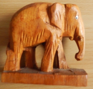 Elefant aus Holz / helles, leichtes Holz ca. 9 cm hoch / Dekoration Bild 2