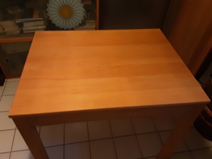 Tisch mit Stühlen Bild 1