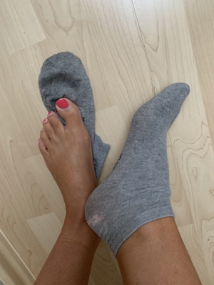 getragene sexy graue Sneaker Socken
