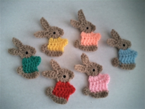 gehäkelte Hasenbande 6 St. bunte Farben, Applikation, Anhänger, Geschenk, Deko, NEU