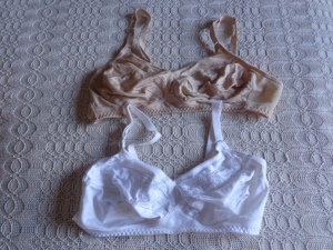 BH`s 2 Stück, weiß und hautfarben, ca. Gr. 85 D, 2 St. 18,00 Euro