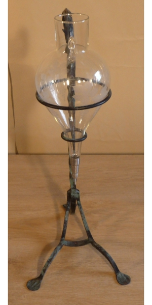 Weinspender mit Glaskolben. Vintage, Schmiedeeisen, Weinamphore, Weinheber Weindekanter, Weinkaraffe Bild 2