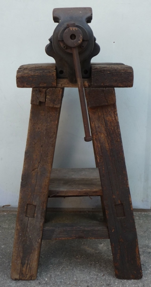 Schraubstock auf Holzbock, Parallelschraubstock mit Ambossfläche, Amboss, Vintage Bild 2