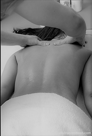 Entspannte erotische Ganzkörpermassage für die Frau, gerne mit weiblichen Rundungen. . . Bild 2
