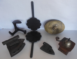 Antik - Waffeleisen, Bügeleisen, Wärmeflasche, Kaffee Mühle, Schuhmacher Werkzeug Bild 1
