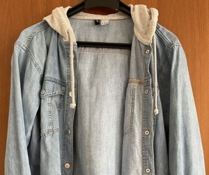 Jeansjacke mit Kaputze