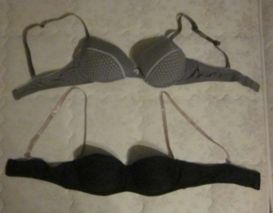 Gr. 85B: 2 BHs + Gr. 40 42: Negligee + Gr. 42: Bikini + 8 Paar Socken  Bild 1