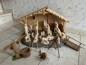 Krippenfiguren geschnitzt mit Stall und Zubehör