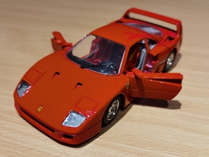 Ferrari F40 (1987) in Ferrari-Rot (Modellauto burago 1:24) Bild 1