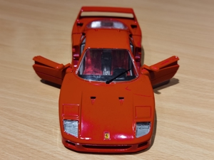 Ferrari F40 (1987) in Ferrari-Rot (Modellauto burago 1:24) Bild 2