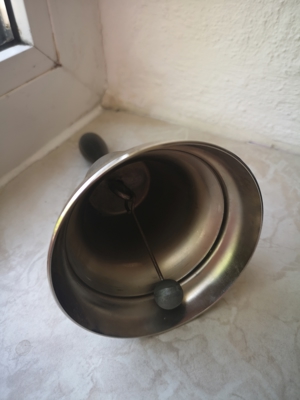 Schöne Handglocke mit Schlag aus Gusseisen 16,5 cm hoch Bild 2