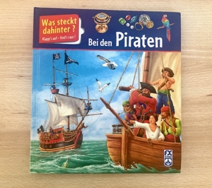 Kinderbuch: Was steckt dahinter? Bei den Piraten: Klapp s auf - find s raus! Bild 1