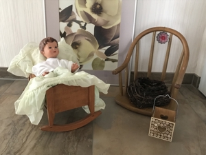 DEKO vintage   shabby für Haus Garten TAUFE = antik Puppenbett Schildkrötpuppe Bugholzstuhl Sitz