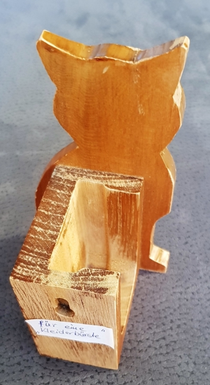 alter, geschnitzter Kleiderbürstenhalter in Form einer Katze Bild 3