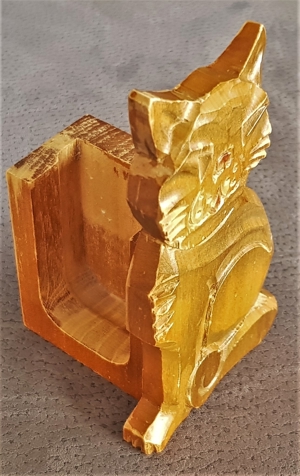 alter, geschnitzter Kleiderbürstenhalter in Form einer Katze Bild 2