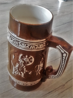 alter Ton-Bierkrug mit Wirtshaus  Bierkeller-Motiv Bild 3