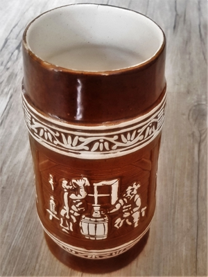 alter Ton-Bierkrug mit Wirtshaus  Bierkeller-Motiv Bild 2