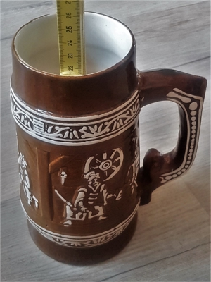 alter Ton-Bierkrug mit Wirtshaus  Bierkeller-Motiv Bild 4