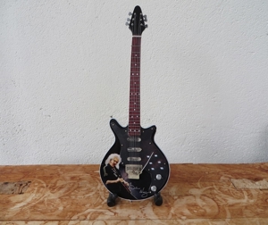 GITARRE VON BRIAN MAY - QUEEN - SIGNIERT