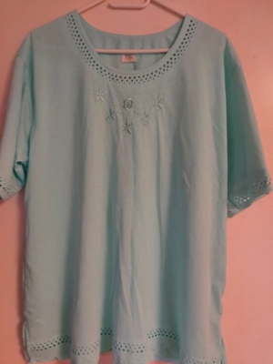 Mintgrünes T-Shirt