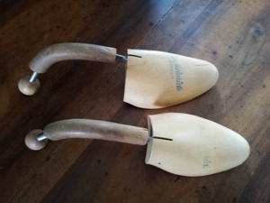 Antiker Schuhspanner in Holz in seltenem Design