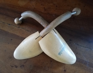 Antiker Schuhspanner in Holz in seltenem Design Bild 2
