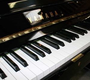Klavier Yamaha U1, 121 cm, schwarz poliert, Nr. 4143953, 5 Jahre Garantie Bild 3