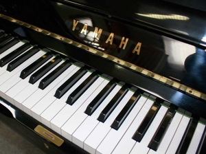 Klavier Yamaha U1, 121 cm, schwarz poliert, Nr. 4364002, 5 Jahre Garantie Bild 3