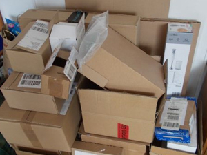 Verschenke leere Kartons, Füllmaterial und auch Apothekerdosen
