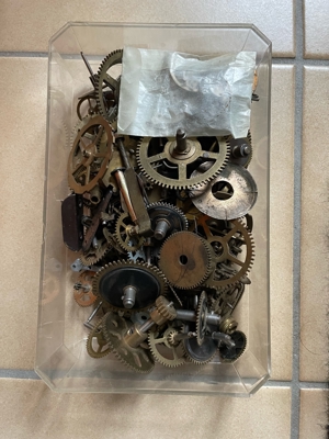 Uhrmacher Konvolut aus Federn , Spiralen Gewichten Bild 1