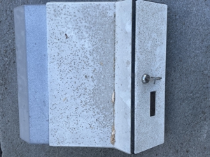 EINBAU-Briefkasten, neuwertig, aber verschmutzt (sorry !), weiß, mit Schlüssel, etc. Bild 1