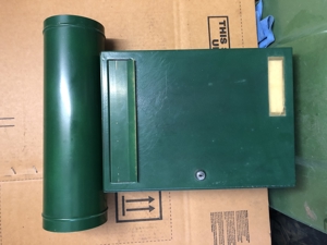 Briefkasten und Zeitungsrolle