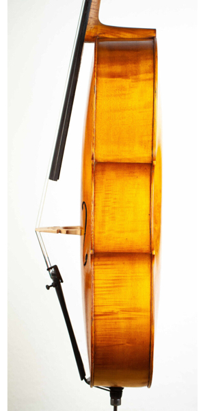 Altes Cello mit der Aufschrift Soffritti 1927 hoch 7 8