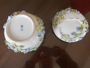 Meissner Original Porzellandose mit Deckel und Porzellanapplikationen Bild 2