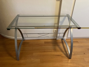 Glas-Schreibtisch mit silberfarbigem Gestell 110x60x73cm in gutem Zustand Bild 1