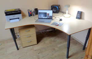 Großer Schreibtisch mit Schubladenschrank