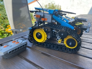 LEGO Technic 42095 Ferngesteuerter Stunt-Racer Bild 2