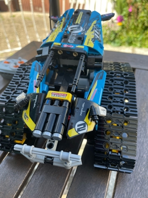 LEGO Technic 42095 Ferngesteuerter Stunt-Racer Bild 1