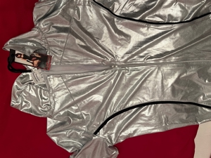 Silberner Anzug in Lack Optik in L XL für 25  Bild 4
