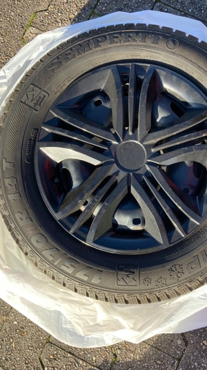 Stahlfelgen für Polo mit Winterreifen und Zierblenden