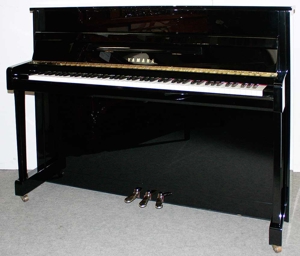 Klavier Yamaha B2, 113 cm, schwarz poliert, Baujahr 2008, 5 Jahre Garantie Bild 1