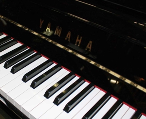 Klavier Yamaha B2, 113 cm, schwarz poliert, Baujahr 2008, 5 Jahre Garantie Bild 3