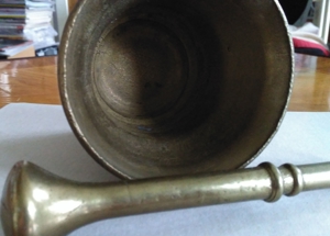 Alter Mörser aus Messing mit Stößel, massiv Bild 2