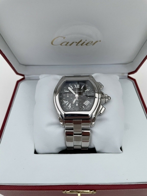 Cartier Roadster 2618 Chronograph verpackt Zifferblatt auf der Rückseite Bild 1