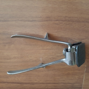 Alte mechanische Haarschneide Friseurmaschinen Bild 3