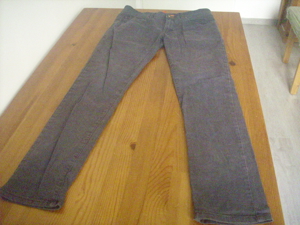 Schwarze Jeans, reparaturbedürftig Bild 5