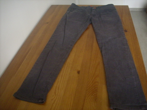 Schwarze Jeans, reparaturbedürftig Bild 1