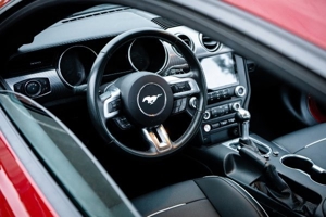 Mustang GT V8 Mietwagen Hochzeitsauto Autovermietung Sportwagen Bild 4