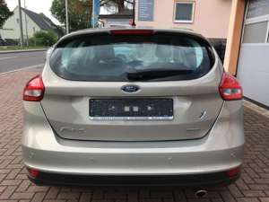 Ford Focus Titanium Lim. (CEW)   TÜV Neu  1. Hand Bild 4